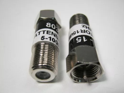 8032/15   F-штекер / F-гнездо аттенюатор 15 дБ